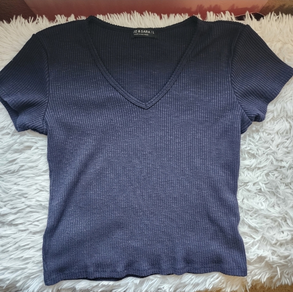 ♠️10/$10♠️ V-Neck Ribbed Knit Crop Top - Picture 2 of 5